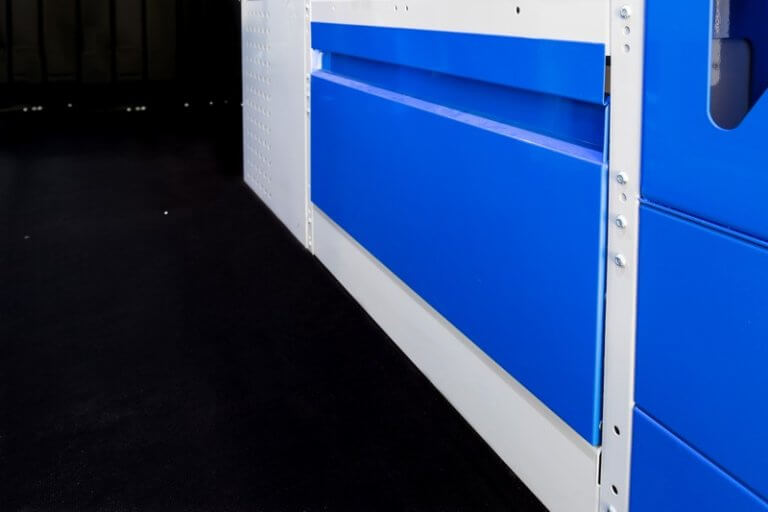 pakreipiamos durys mėlynoms furgonų lentynoms